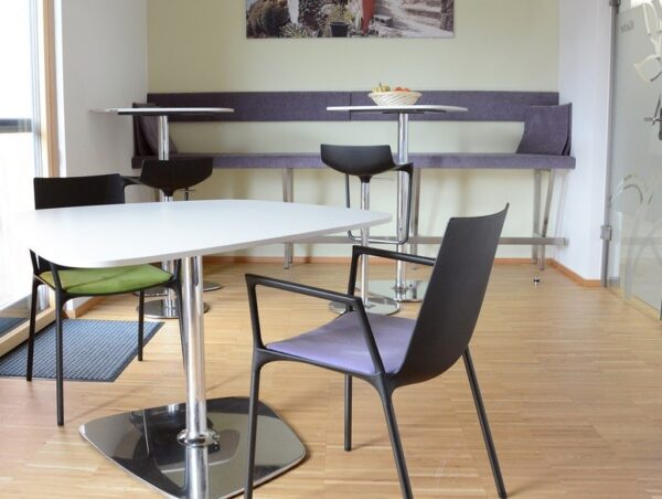 Bistrotisch Macao Freiform, auch als Stehtisch mit Sitzbank
