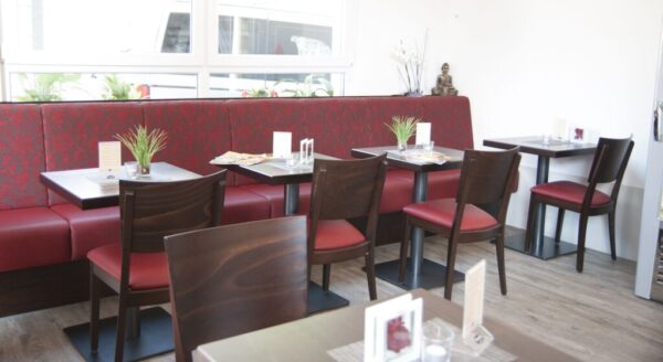 SLX124 mit Sitzbank und Säulentischen