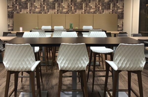 Kantinenhocker UH5 mit Holzgestell und Kunststoffschalensitz