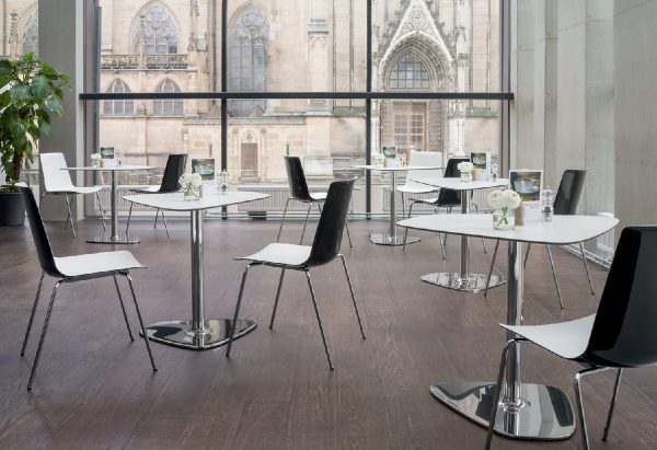 Kantinenkunststoffstühle nooi in schwarz weiss glänzend