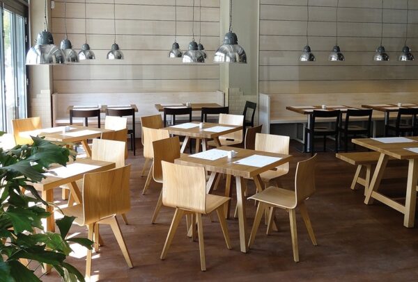 Stühle Anne-Lotte, Massivholz, ungepolstert für die Kantineneinrichtung. Design Funktionalität Schalenstühle Anne