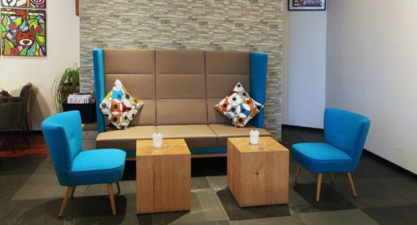 Ohrensesselbank SI40 blau beige, Kantinensitzbank mit Loungetisch