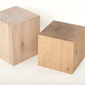 Zwei Sitzwürfel aus Holz für die Kantine