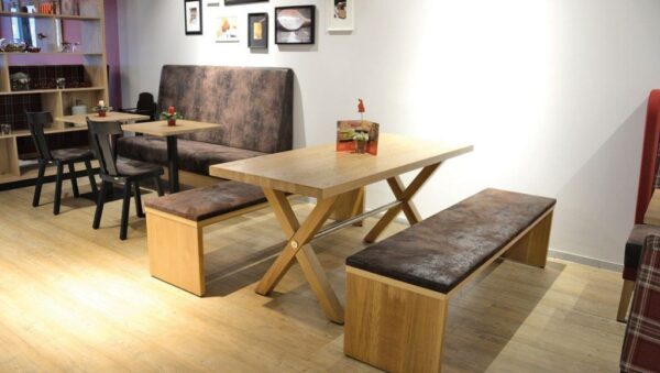 Kantinentische Holzgestell in X-Form Kantinentische Holzgestell in X-Form