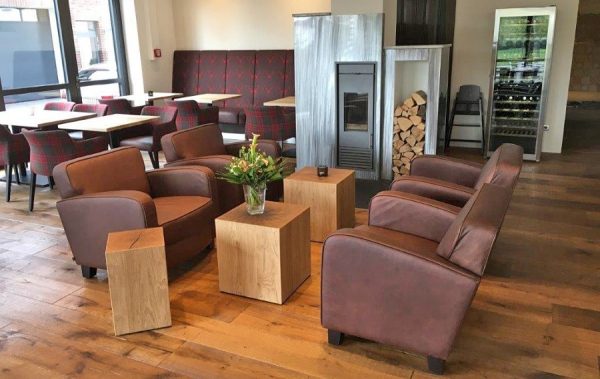 Kantinensitzwürfel als Loungetisch aus Holzwerkstoff mit Furnier
