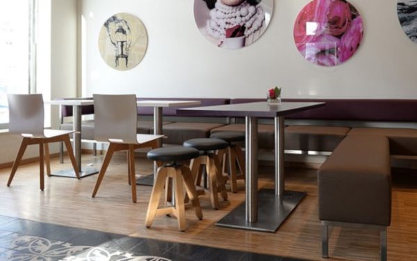 Kantine mit Sitzbank, Kantinenstuhl und Kantinenhocker
