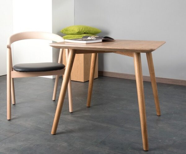 Der Stil des Bistrostuhl H12-70 ist leicht skandinavisch.