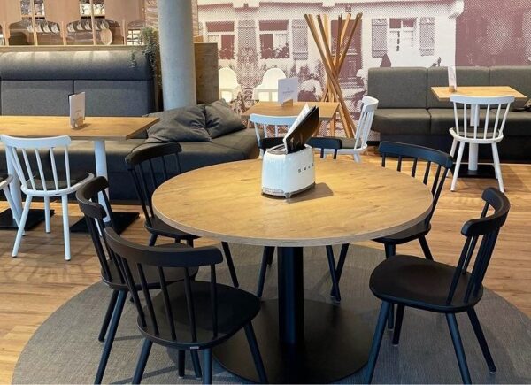 Der M11-34 Massivholzstuhl vermittelt ein skandinavisches Flair