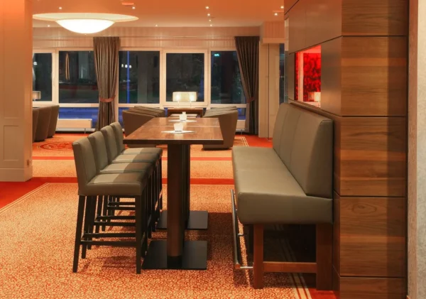 Kantinenstehtische, Säulentisch mit Kantinensitzbank und Kantinenhocker Kantinenstehtische mit Barhocker und Kantinensitzbank