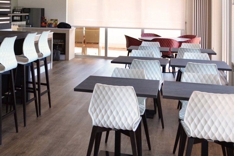 Kunststoffschalenstühle für Kantinen